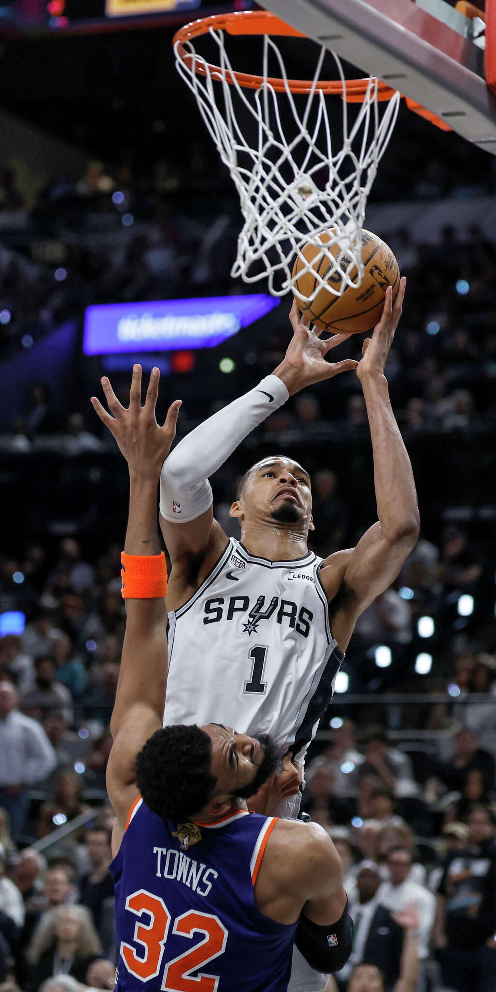 San Antonio Spurs center Victor Wembanyama (1) drives to the basket at the expense of New York Knicks center Karl-Anthony Towns (32) during the third quarter.