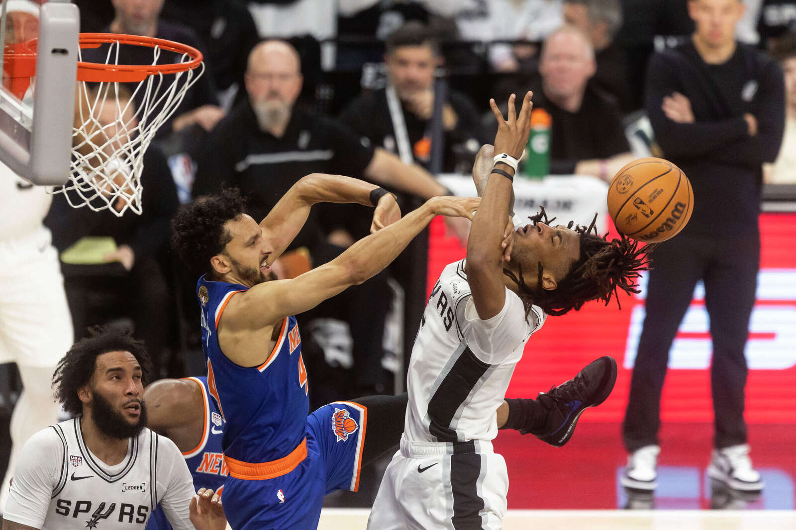 New York Knicks guard Landry Shamet (44) knocks out the ball from San Antonio Spurs guard Stephon Castle (5) shoots the ball during the first quarter.