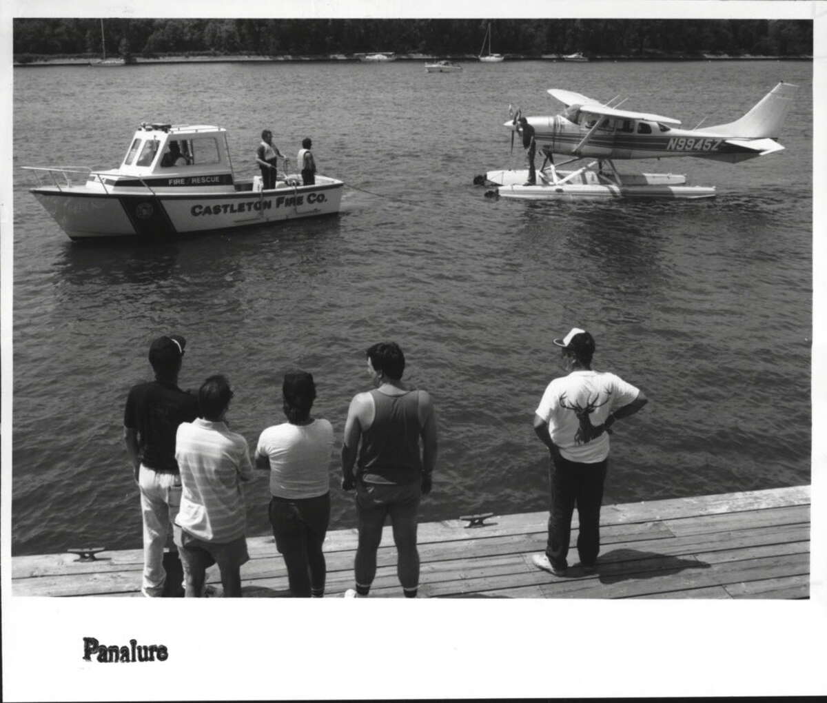 A single-engine airplane that made emergency landing in Hudson River is towed to shore in Castlieton on July 20, 1992.