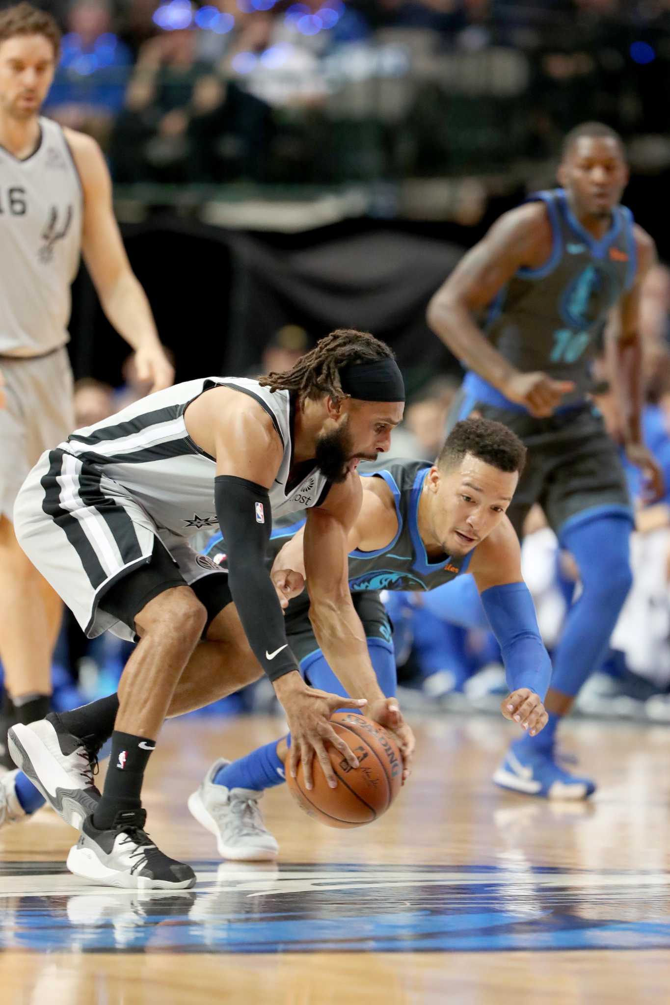 Spurs rally from 19 down to defeat Mavs