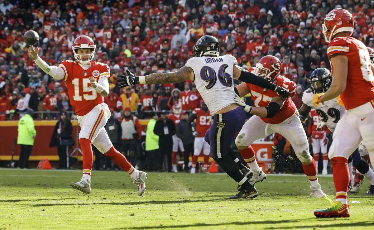 Chiefs QB Patrick Mahomes' arm angles causing defenses fits