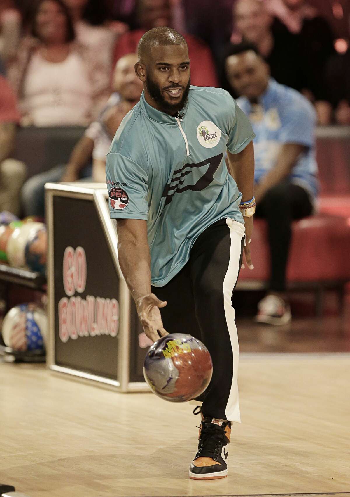 Rockets' Chris Paul brings out stars for bowling event