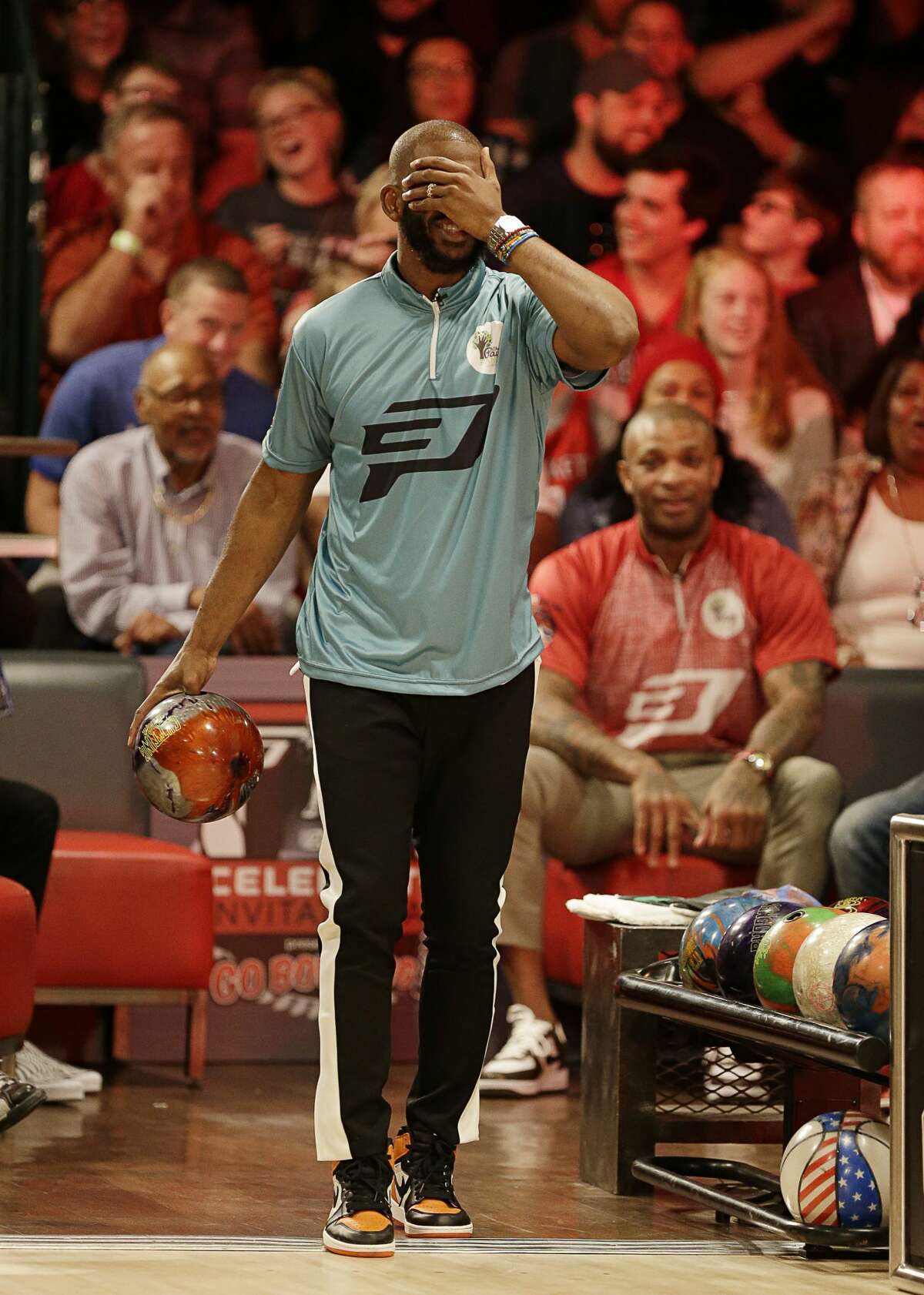 Rockets' Chris Paul brings out stars for bowling event