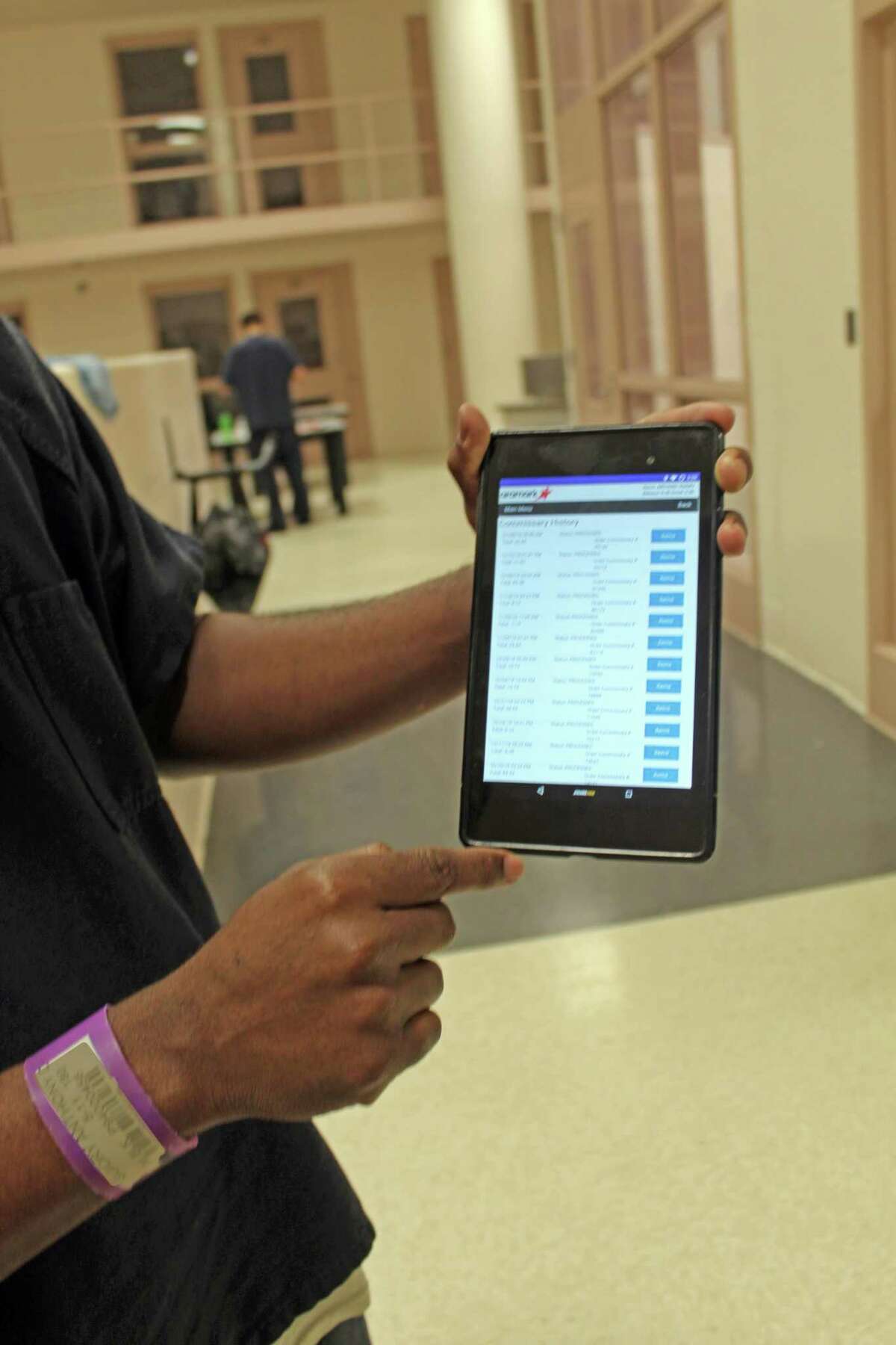 Fort Bend County Sheriff’s Dept. pilots computer tablet program for inmates