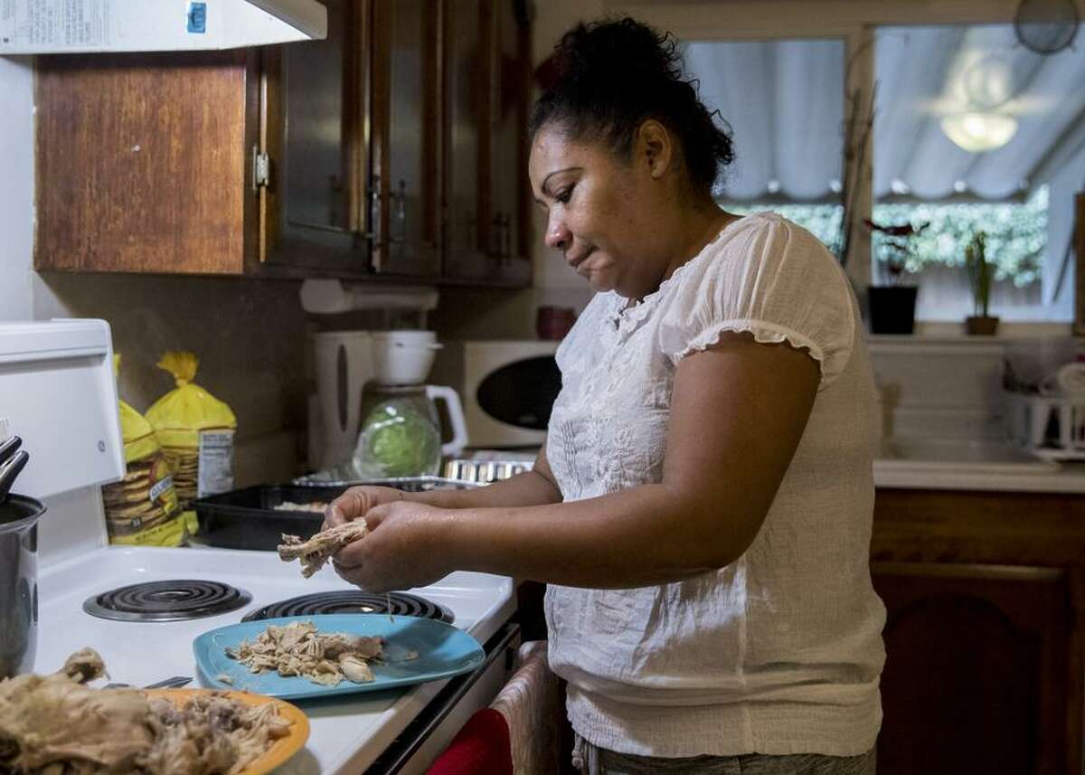 Floricel Ramos, a grape picker seeking asylum, makes tostadas for her children at their home in Lodi (San Joaquin County).
