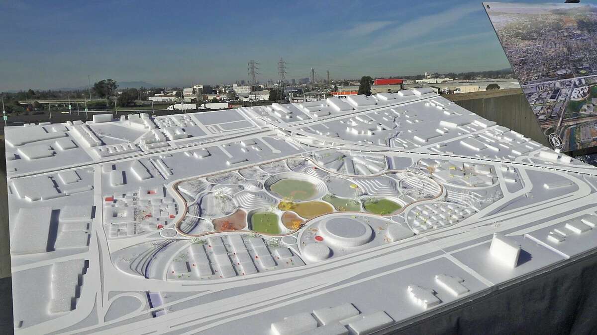 Bjarke Ingels Group为奥克兰体育馆场地再开发设计的概念规划模型。该模型于2019年1月23日在该团队举行的户外新闻发布会上展出。