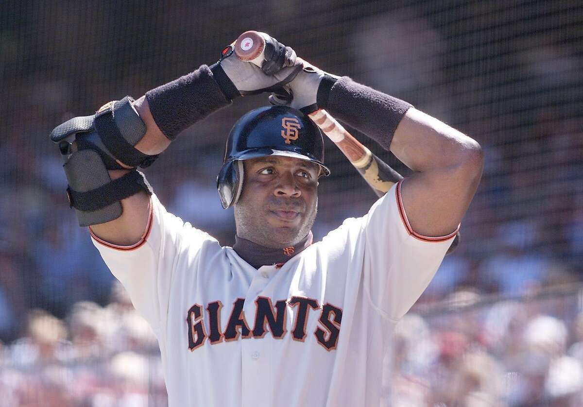 BONDS-C-05AUG01-SP-KL --- Giants slugger Barry Bonds warms up before taking to the plate during the Giants' game against the Philadelphia Phillies on Sunday Aug. 5, 2002. (KENDRA LUCK/SAN FRANCISCO CHRONICLE)