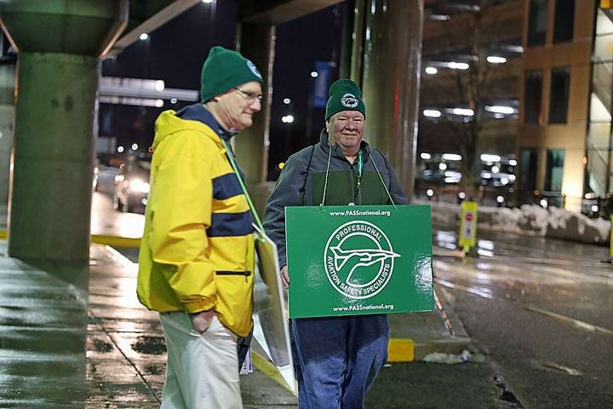 Aviation safety specialists picket outside CT airport