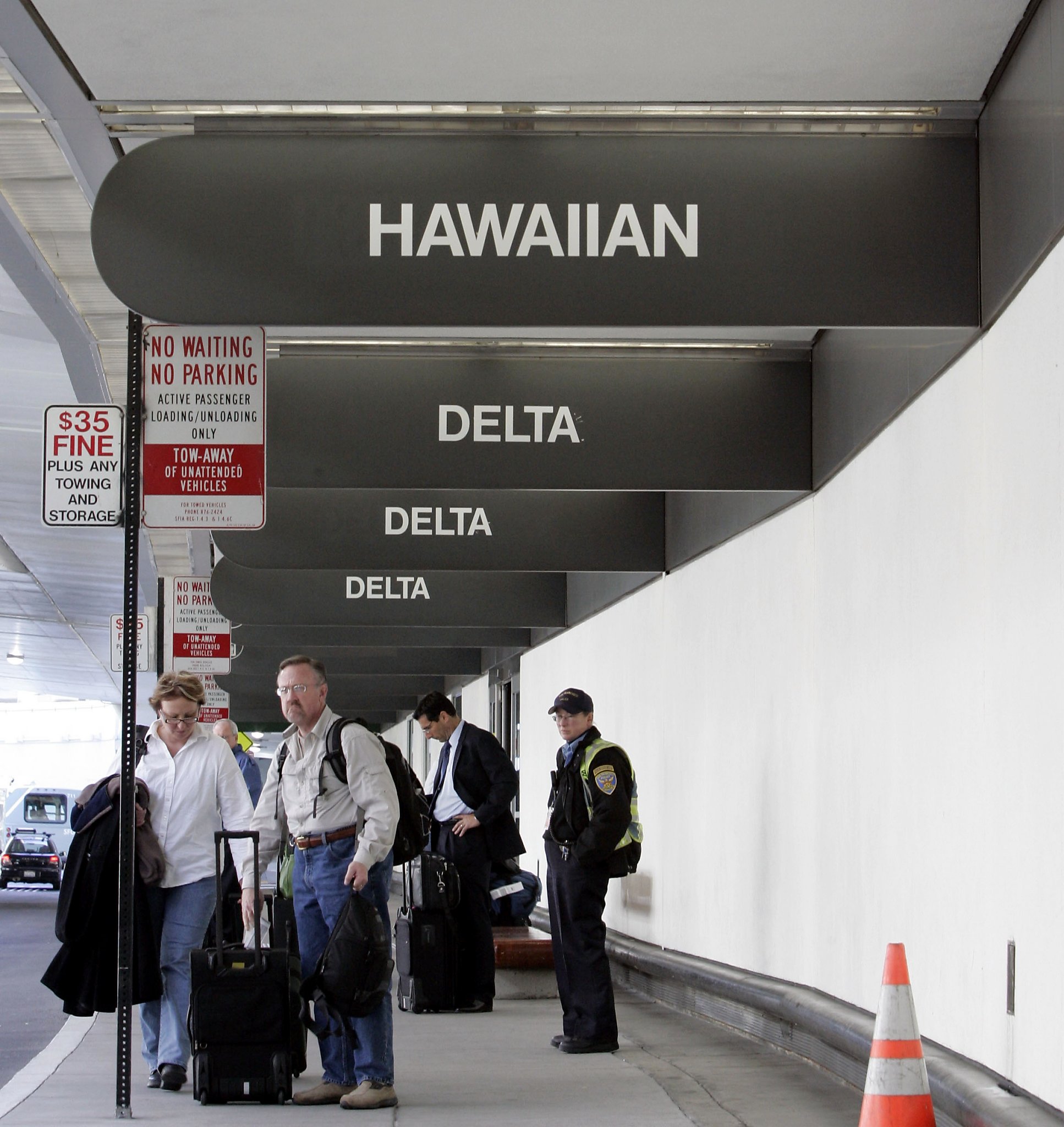 Flight attendant dies on Hawaiian Airlines plane rerouted to SFO(01)