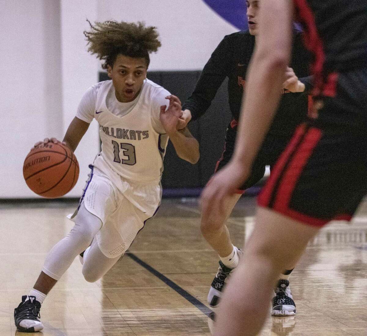 Willis senior D'shawn Woods (13) dribbles down court during a District 20-5A high school basketball game Friday, Jan.25, 2019 in Willis.