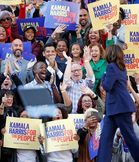 2019年1月27日，加利福尼亚州参议员卡玛拉·哈里斯抵达加利福尼亚州奥克兰市弗兰克小川广场，开始她的总统竞选活动。图片:Scott Strazzante / The Chronicle 2019