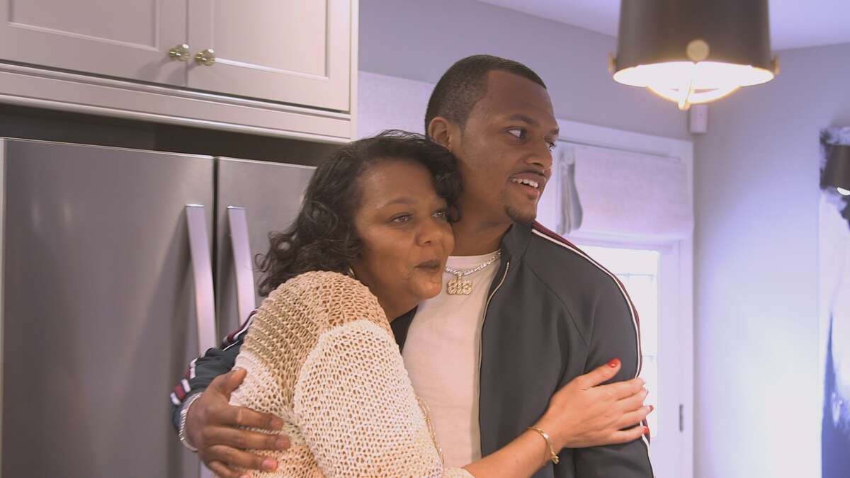 Texans quarterback Deshaun Watson surprised his mom, Deann Watson, with a My Houzz home makeover at the Gainesville, Ga., home where Deshaun grew up and where his mom still lives.