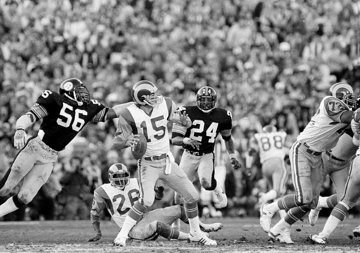 Quarterback Vince Ferragamo of the Los Angeles Rams drops back to News  Photo - Getty Images