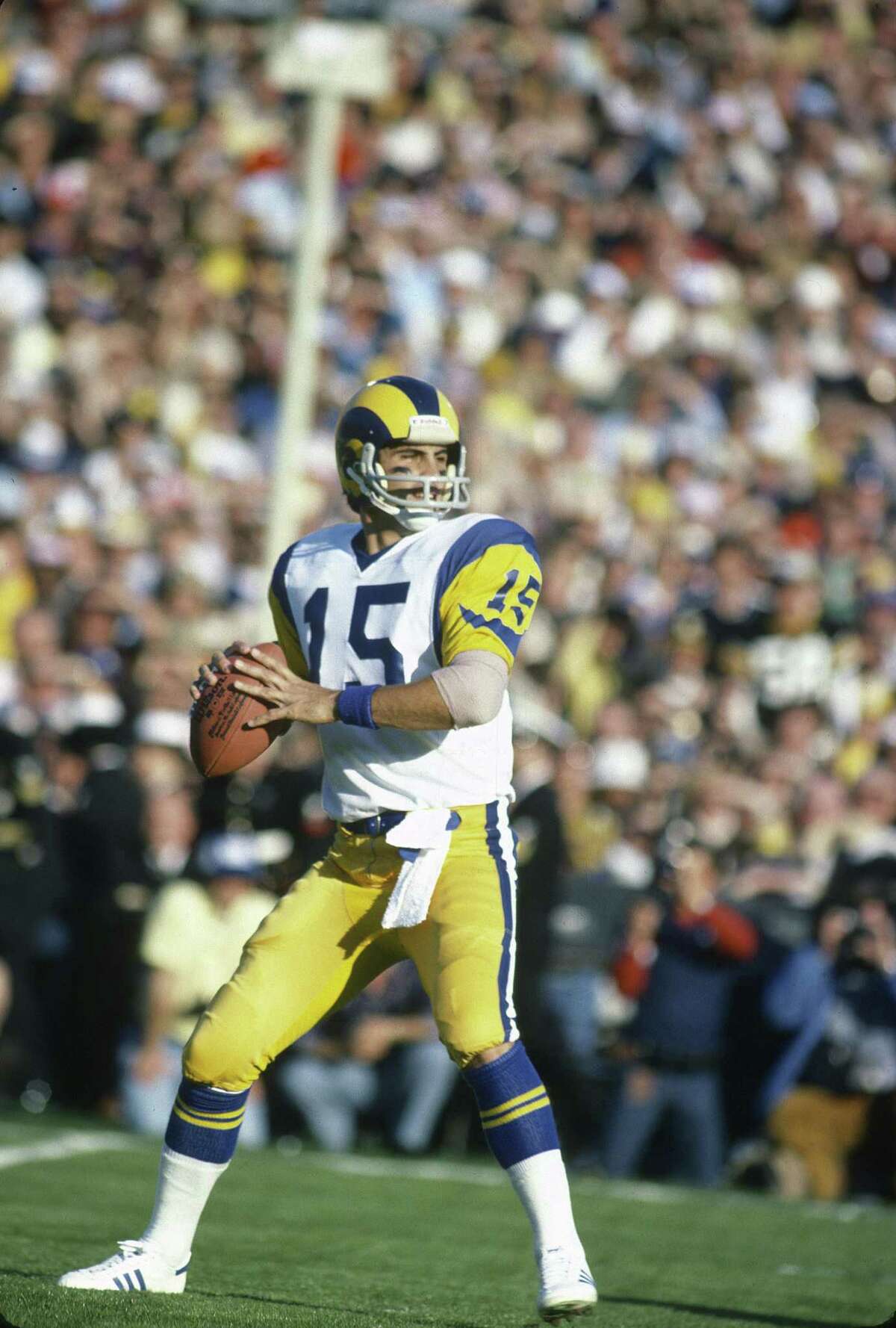 Quarterback Vince Ferragamo of the Los Angeles Rams drops back to News  Photo - Getty Images