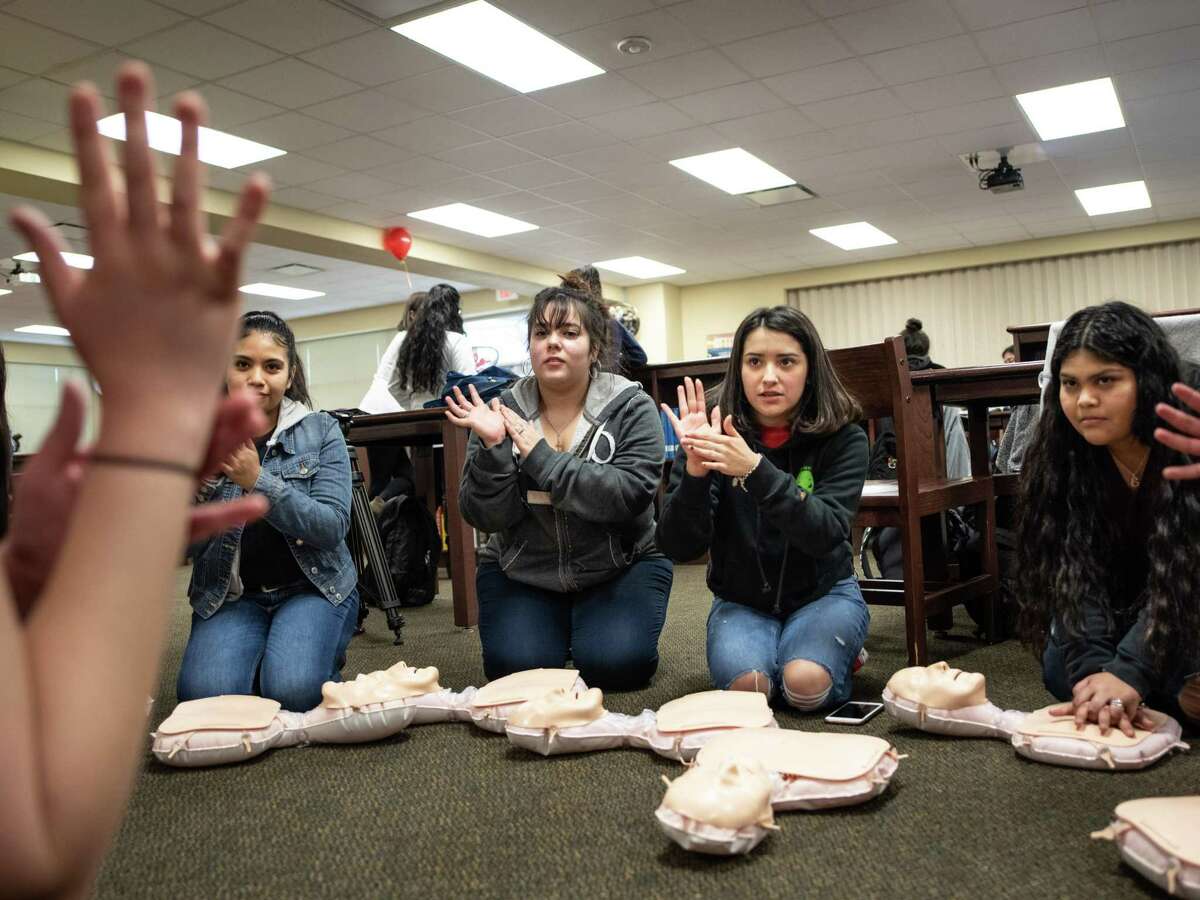 San Antonio medical students offer hands-on lessons to high schoolers