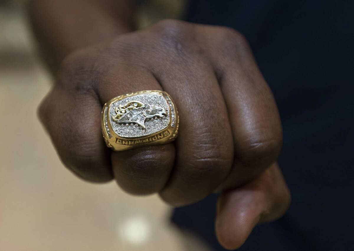Rams present beautiful Super Bowl rings to players, coaches and staff