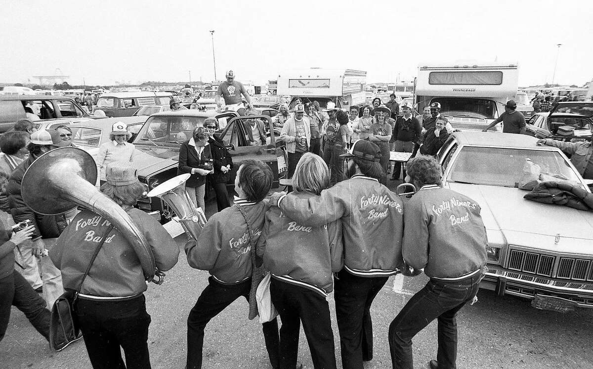 1981年10月25日:在第16届超级碗常规赛第八场比赛中，旧金山49人队的球迷们在烛台公园的停车场聚集，在他们战胜洛杉矶公羊队之前。