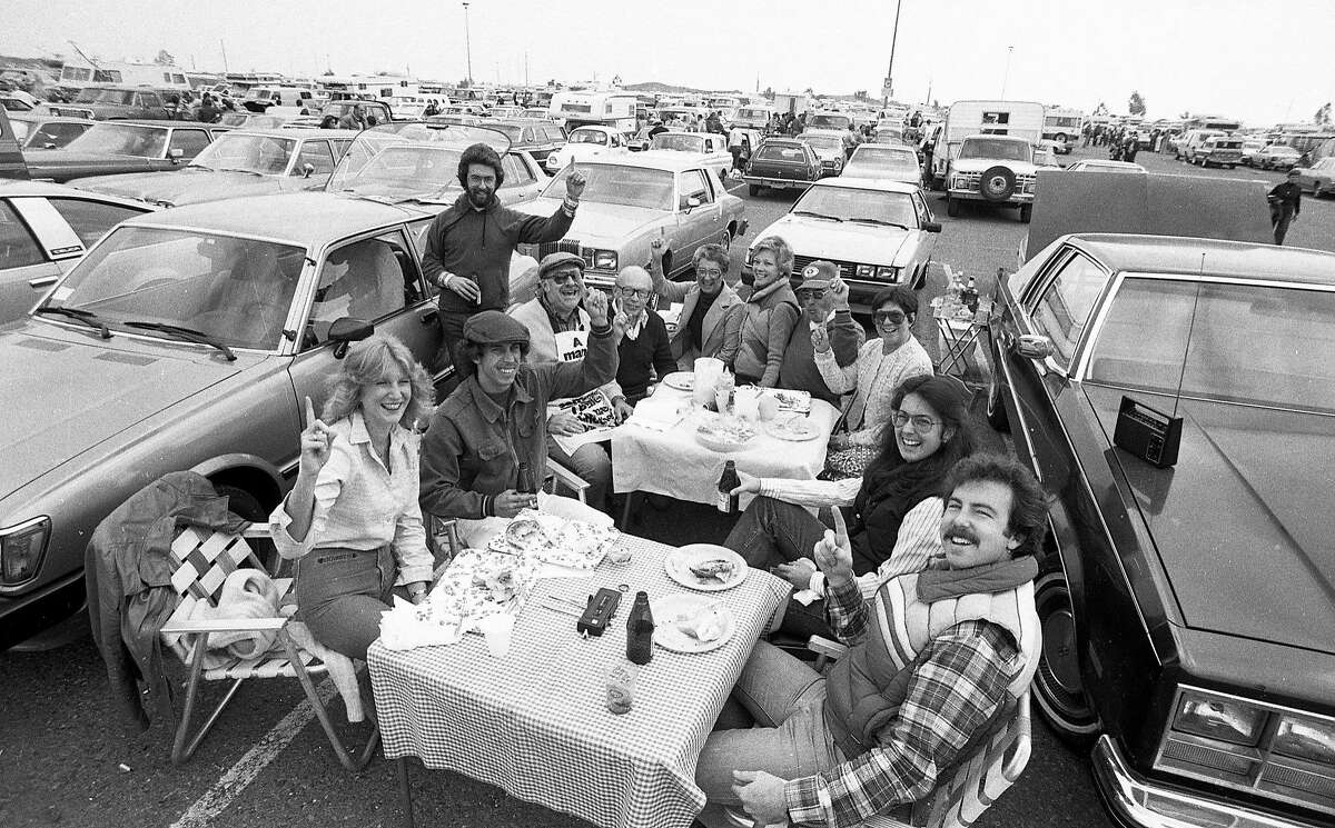 1981年10月25日:在第16届超级碗常规赛第八场比赛中，旧金山49人队的球迷们在烛台公园的停车场聚集，在他们战胜洛杉矶公羊队之前。