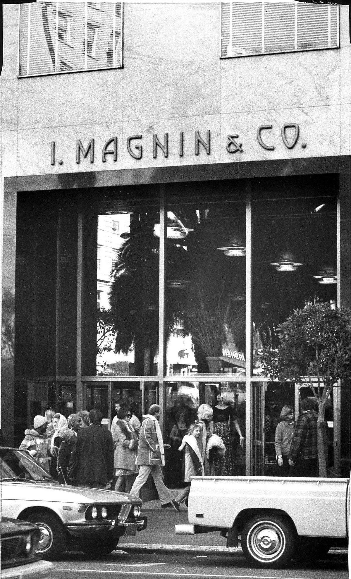 1976年3月2日，联合广场上的I. Magnin大楼