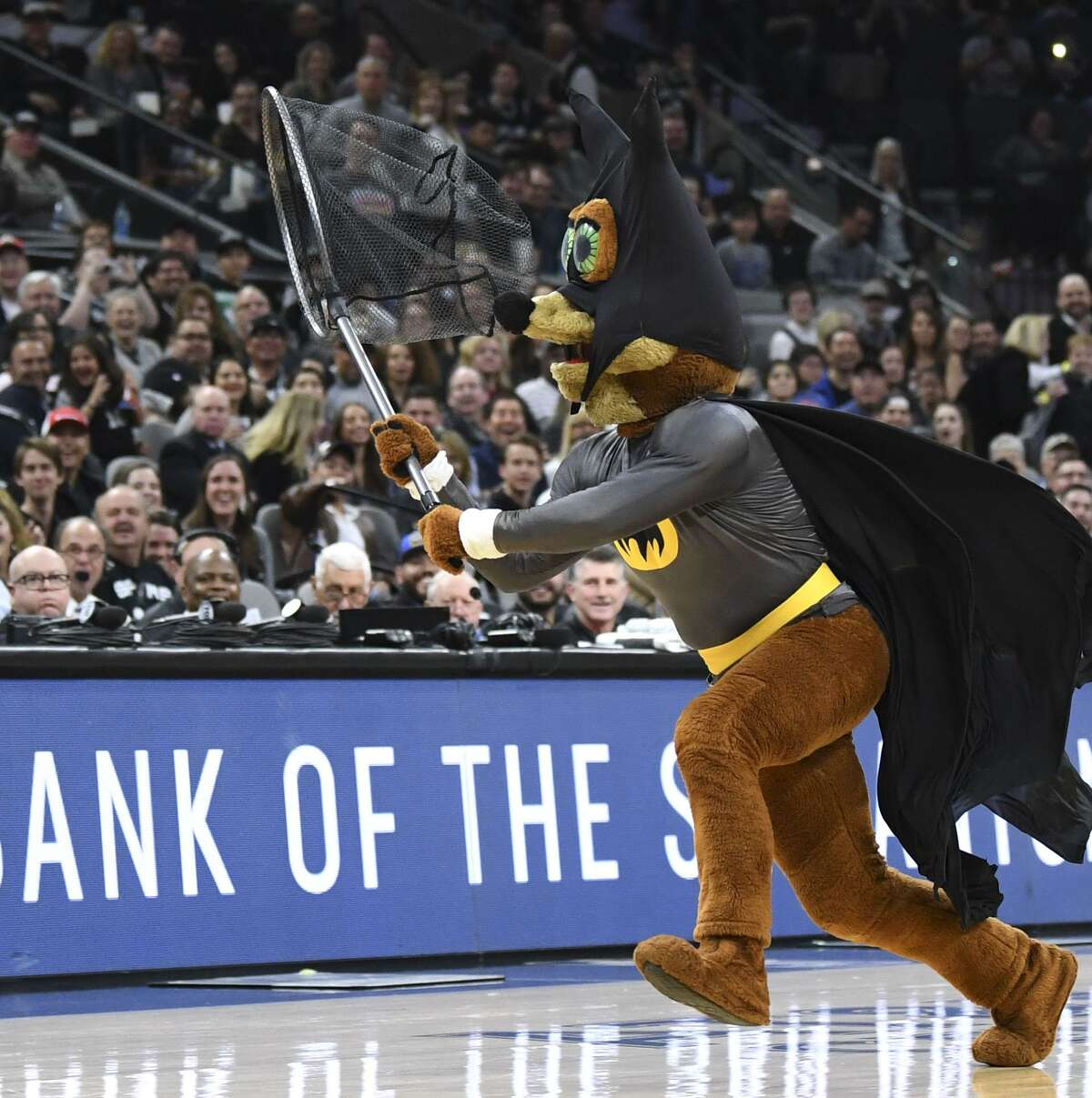 San Antonio Spurs mascot dressed as Batman catches an actual, real-life bat  during NBA game against the New Orleans Pelicans