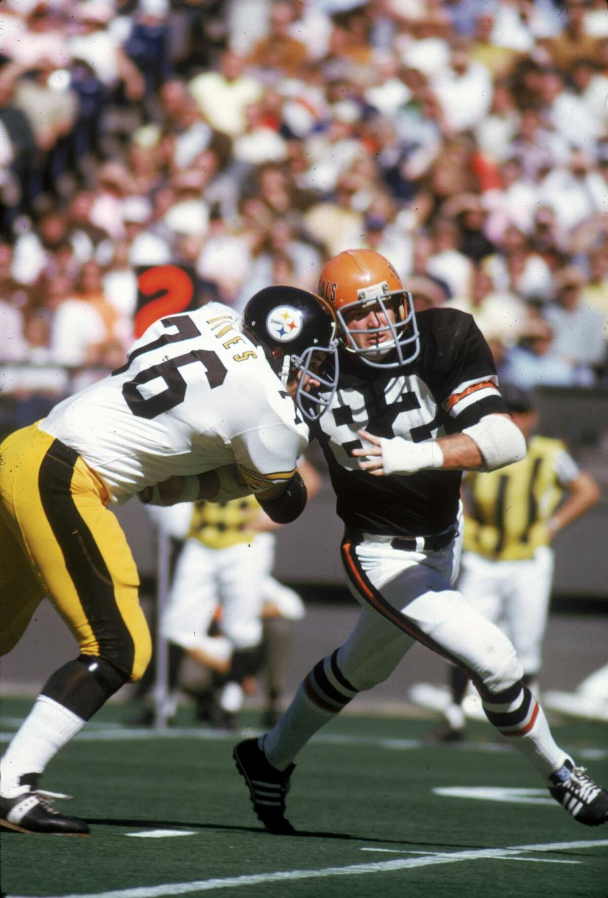 CINCINNATI, OH - OCTOBER 14: Defensive end Royce Berry #82 of the Cincinnati Bengals beats offensive lineman Glen Ray Hines #76 of the Pittsburgh Steelers at Riverfront Stadium on October 14, 1973 in Cincinnati, Ohio. The Bengals defeated the Steelers 19-7. (Photo by Clifton Boutelle/Getty Images)