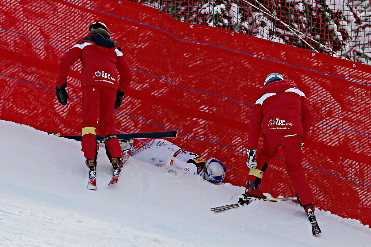 Lindsey Vonn crashes in penultimate race, but vows to compete in downhill