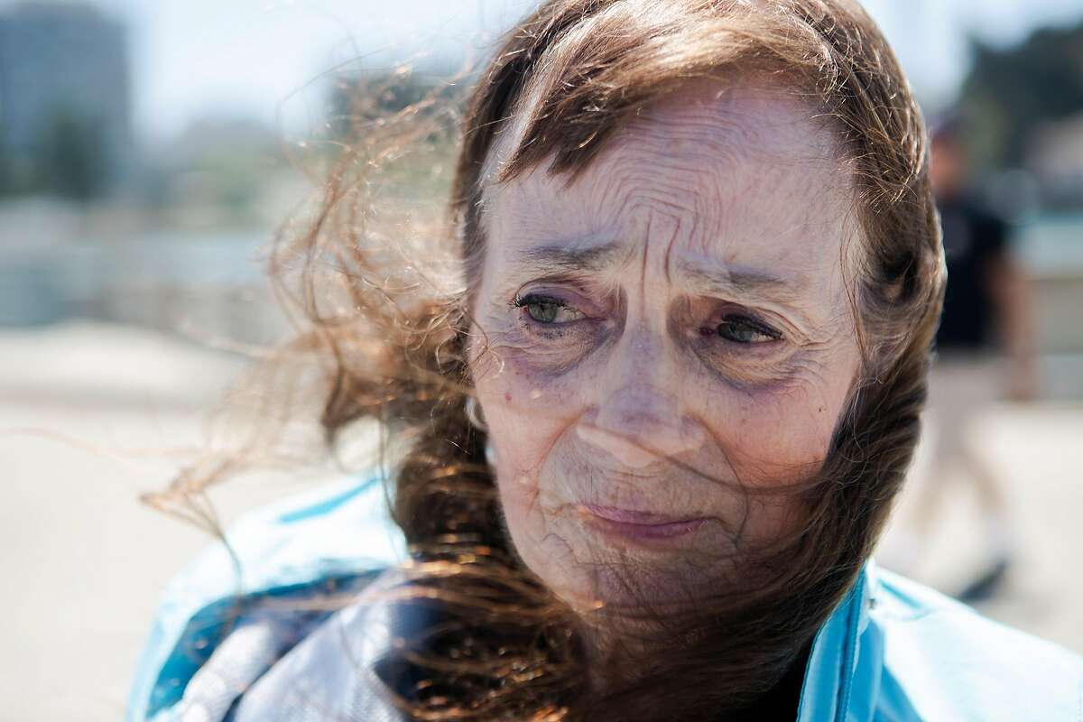 2018年6月22日，凯西·康特威站在加州旧金山的市政码头上，描述了2013年从金门大桥跳下死亡的孙子凯尔·甘博亚。她说，在这样的悲剧中，祖父母往往是“被遗忘的哀悼者”。