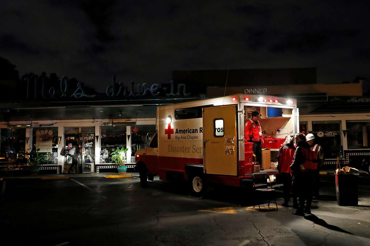 Geary大道煤气爆炸后，一辆美国红十字会的卡车在梅尔汽车餐厅的停车场停了下来。2月6日(星期三)，在加州旧金山帕克大道。
