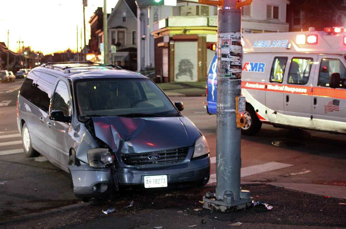 Minivan crashes into pole in Bridgeport
