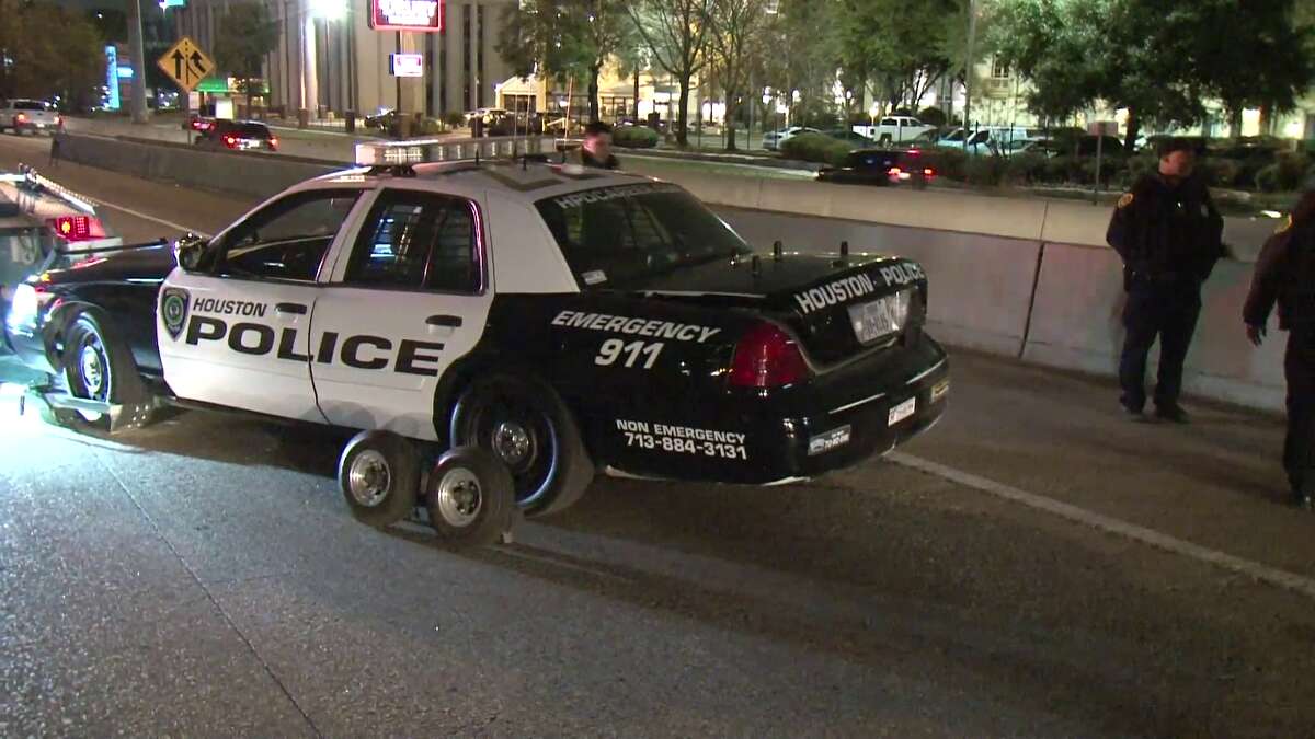 houston-police-officer-injured-when-car-hits-barricade-on-610