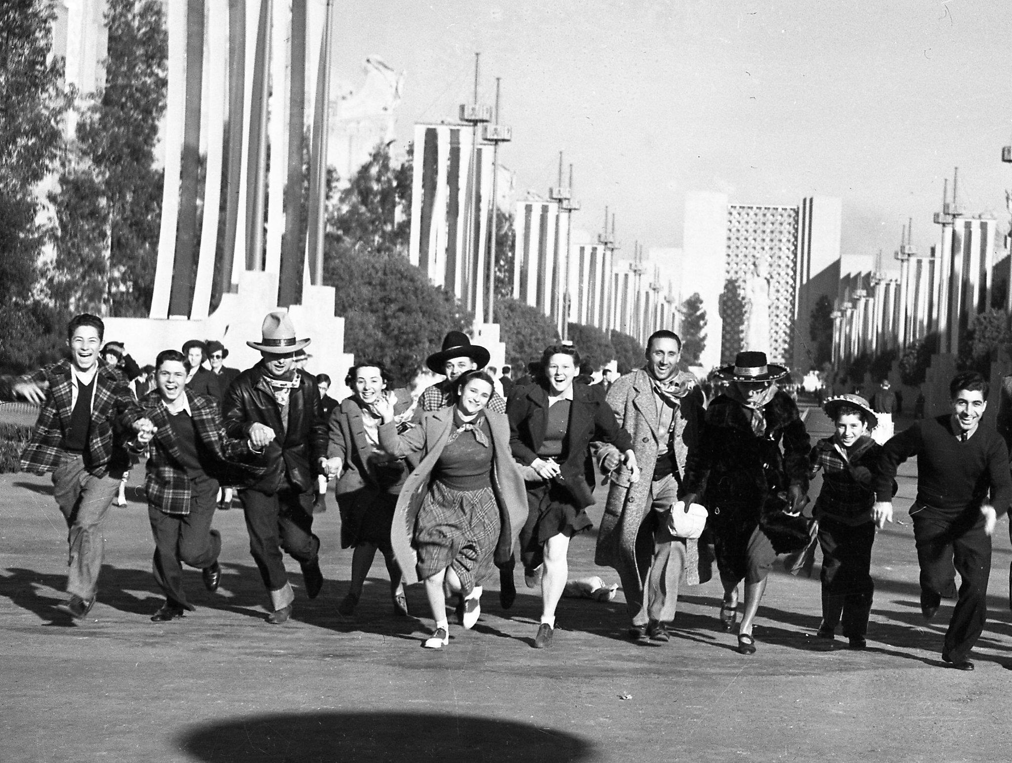 At SF S 1939 World S Fair A Mad Dash To Be First Through The Gates   RawImage 