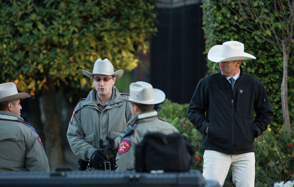 Two robbery suspects in 'violent crew' dead after officerinvolved