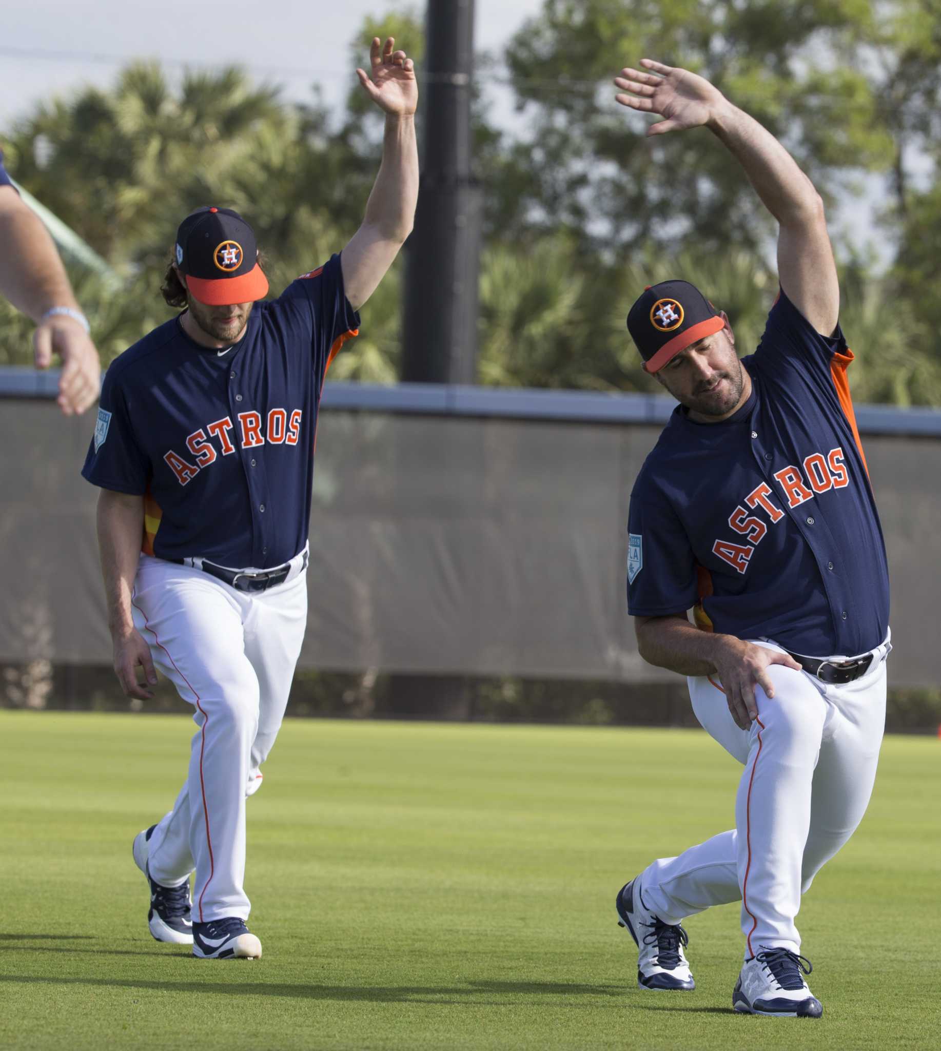 Astros moving Aledmys Diaz around field in spring training