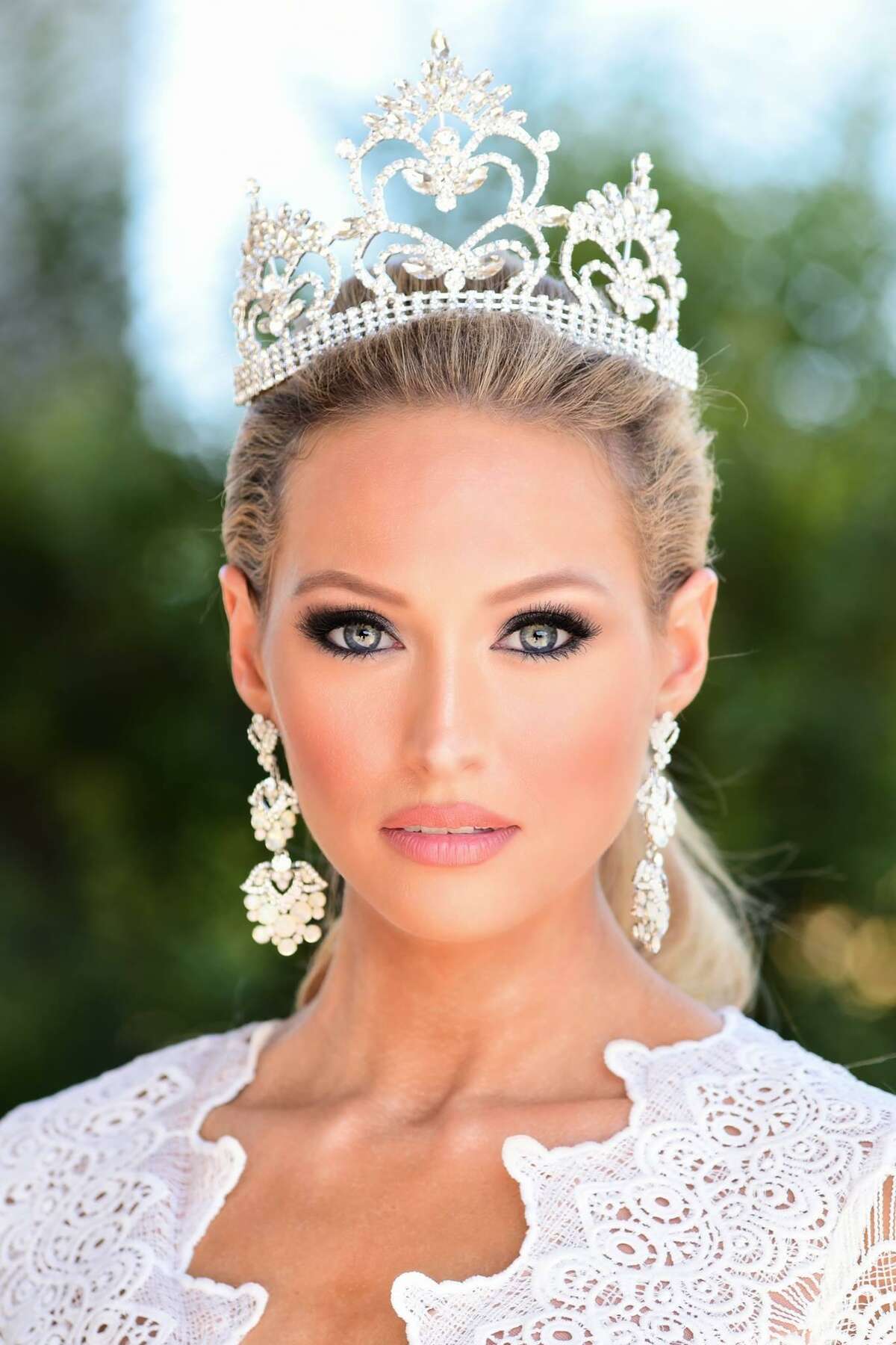 Woman survives rare stomach cancer, crowned Mrs. Texas