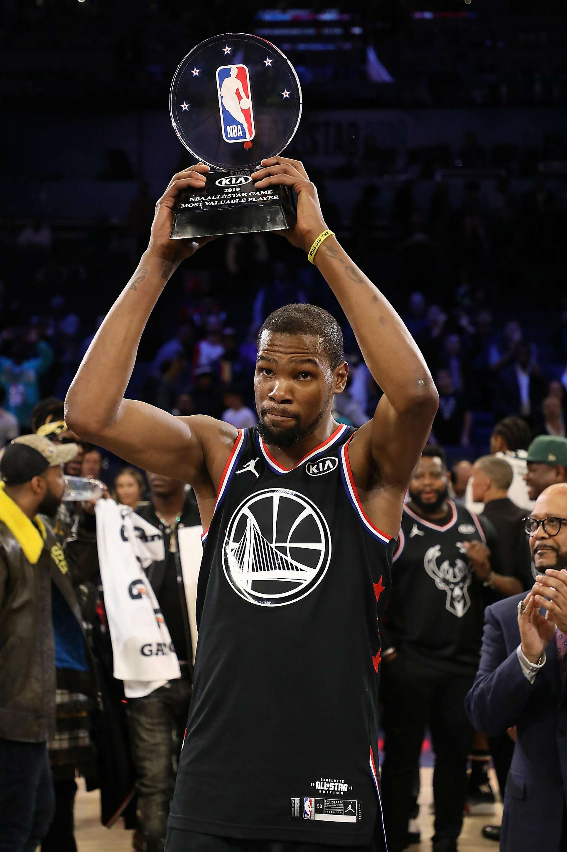 Durante as olimpíadas de 2020 em Tóquio, Kevin Durant que foi eleito o MVP  da competição naquele ano, criou o costume de treinar e ir aos jogos usando  máscara de esqui. A, image size:1920x2881
