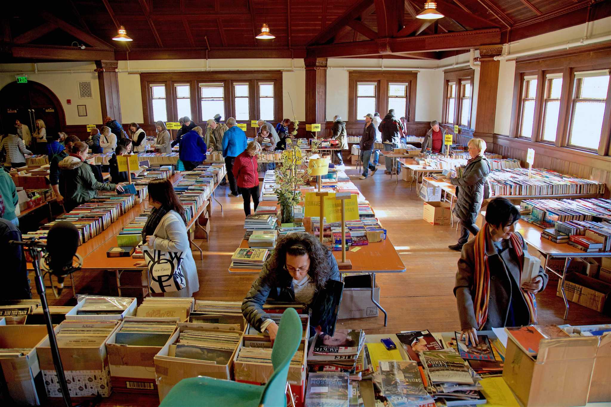 In Pictures / Pequot Library’s winter book sale