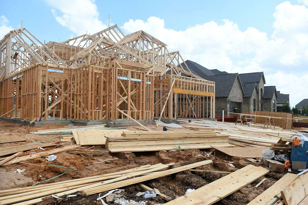 Home construction continues in The Lakes at Creekside community which has sprouted near the southwest corner of Kuykendahl and Hufsmith. (Photo by Jerry Baker/Freelance)