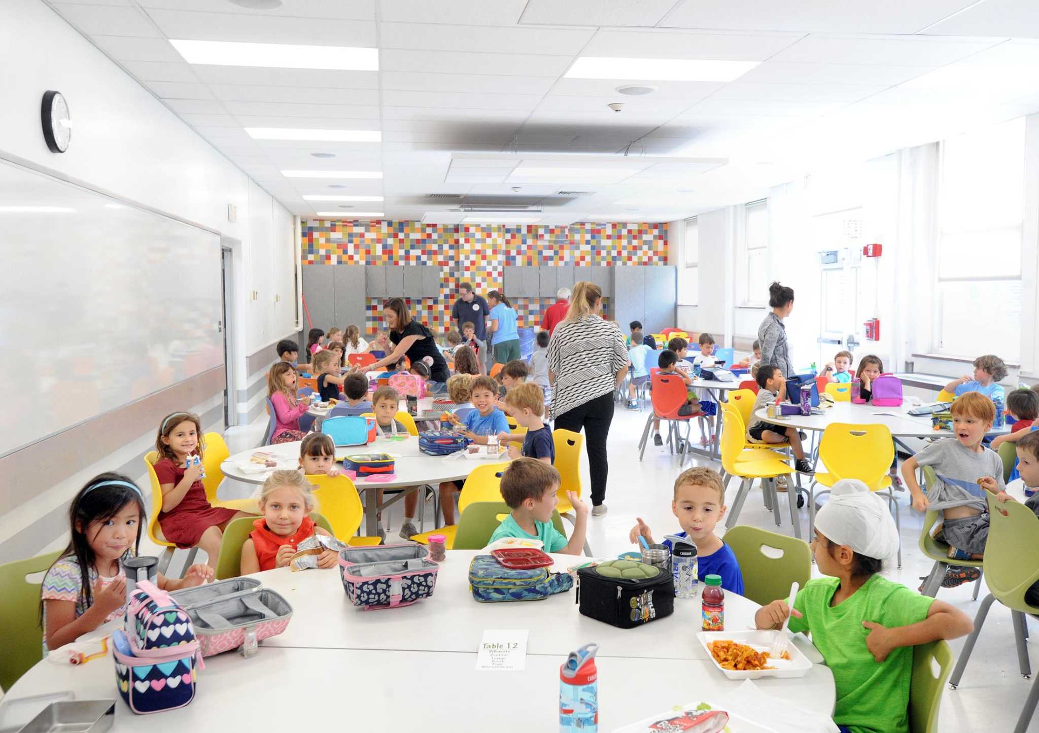 Детский сад студент. Школа Agui Kindergarten. Izumi Kindergarten школа. In the Kindergarten мы at School. Pictures of Kindergarten and Elementary School.