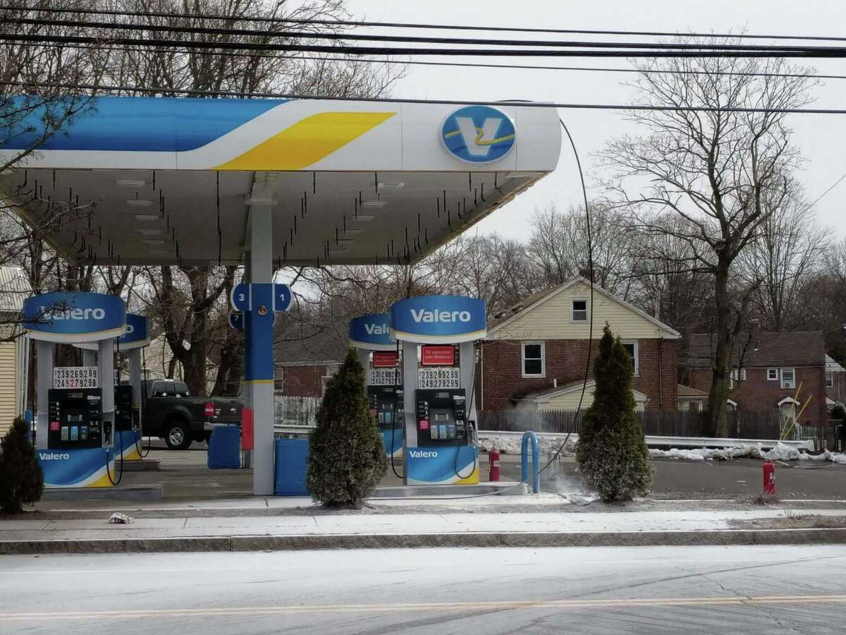 Power line falls at Bridgeport gas station, sparks fire