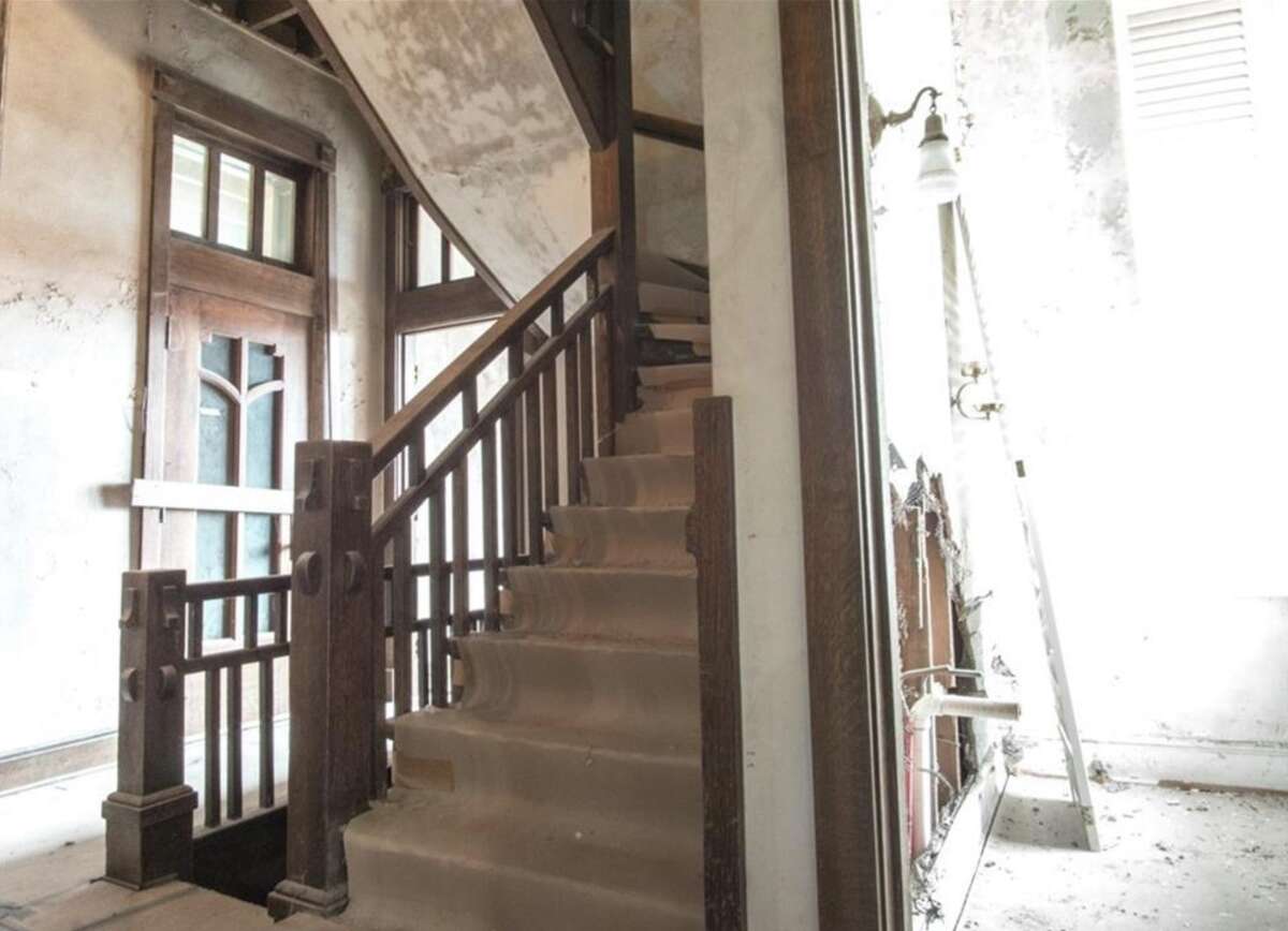 fixer-upper-stars-chip-joanna-gaines-snatch-up-waco-s-129-year-old