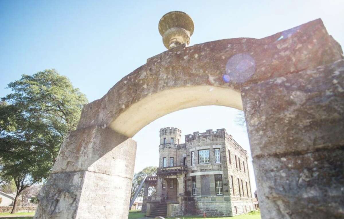 fixer-upper-stars-chip-joanna-gaines-snatch-up-waco-s-129-year-old