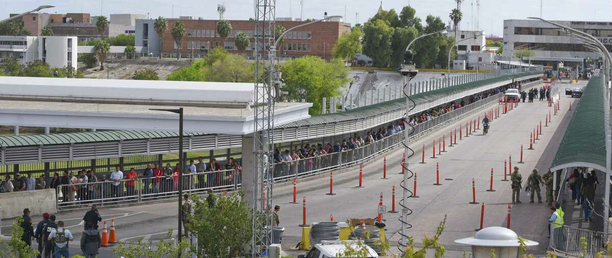 El tráfico peatonal se reanuda después de que CBP cerró temporalmente el Puente Internacional Portal a las Américas, el lunes 25 de febrero de 2019.