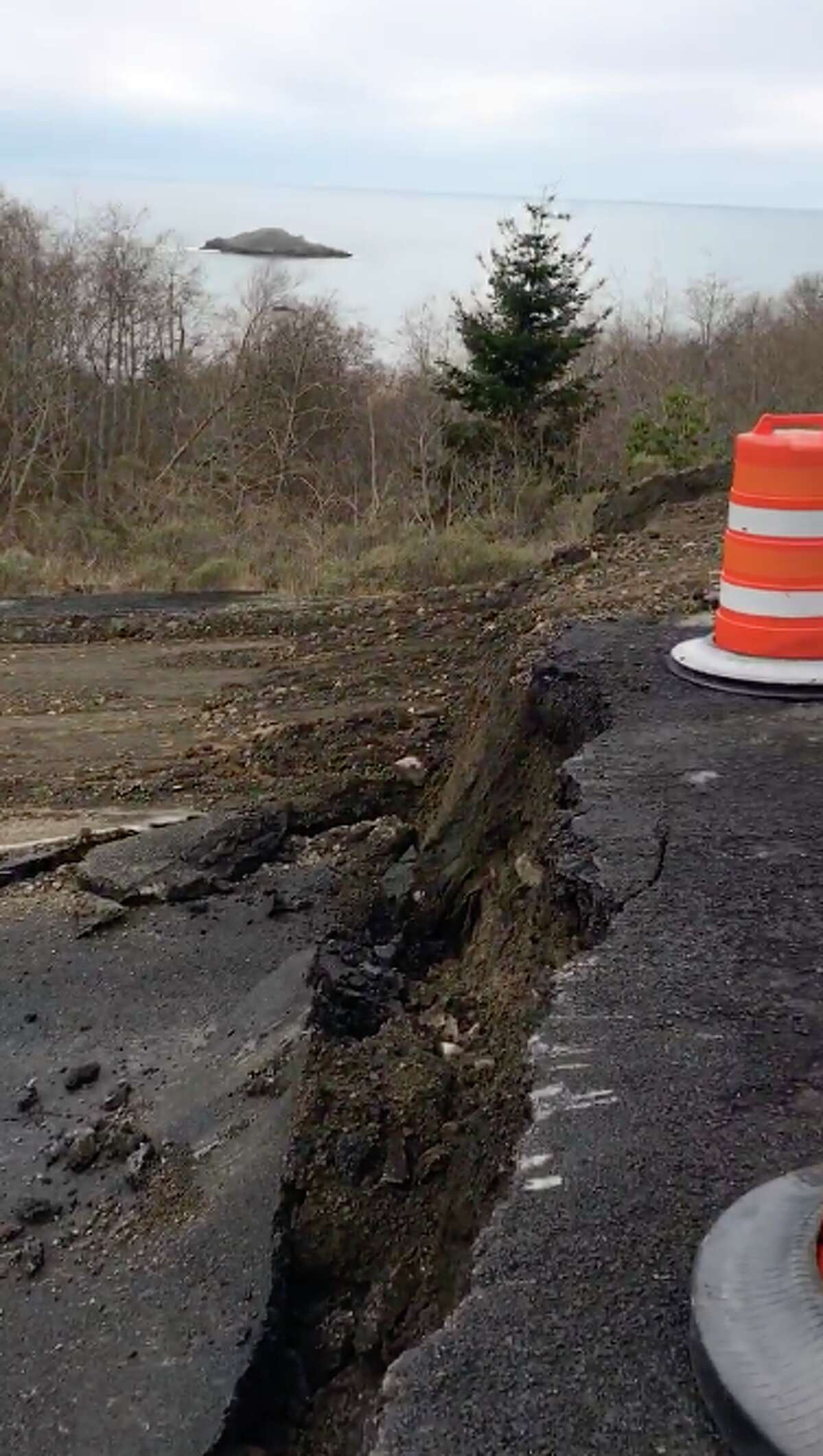 Slide creates massive cracks in Highway 101 north of CaliforniaOregon