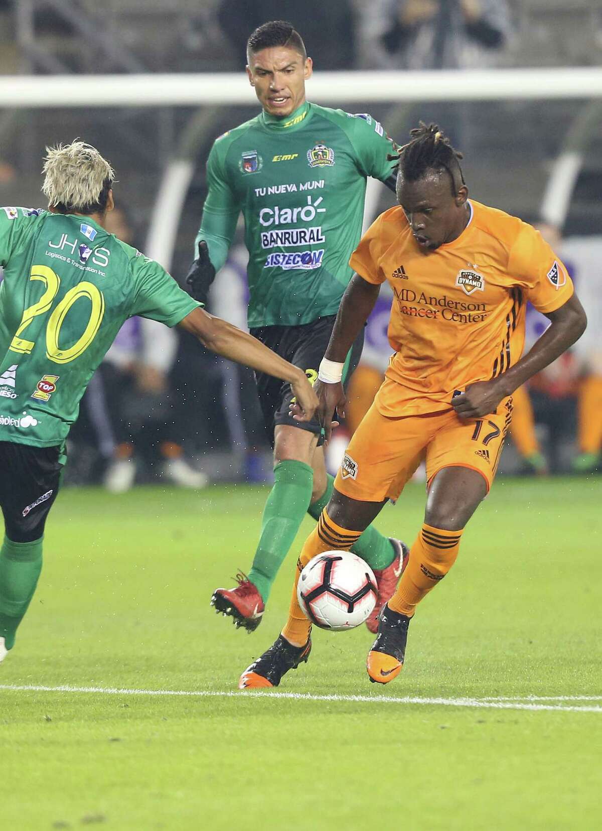 Houston Dynamo forward Alberth Elis (17) controls the ball in the second half against Guastatoya in round of 16, leg 2 of 2 for the Concacaf Championship League at BBVA Compass Stadium on Monday, Feb. 26, 2019 in Houston. Houston won the rain-delayed game 2-1.