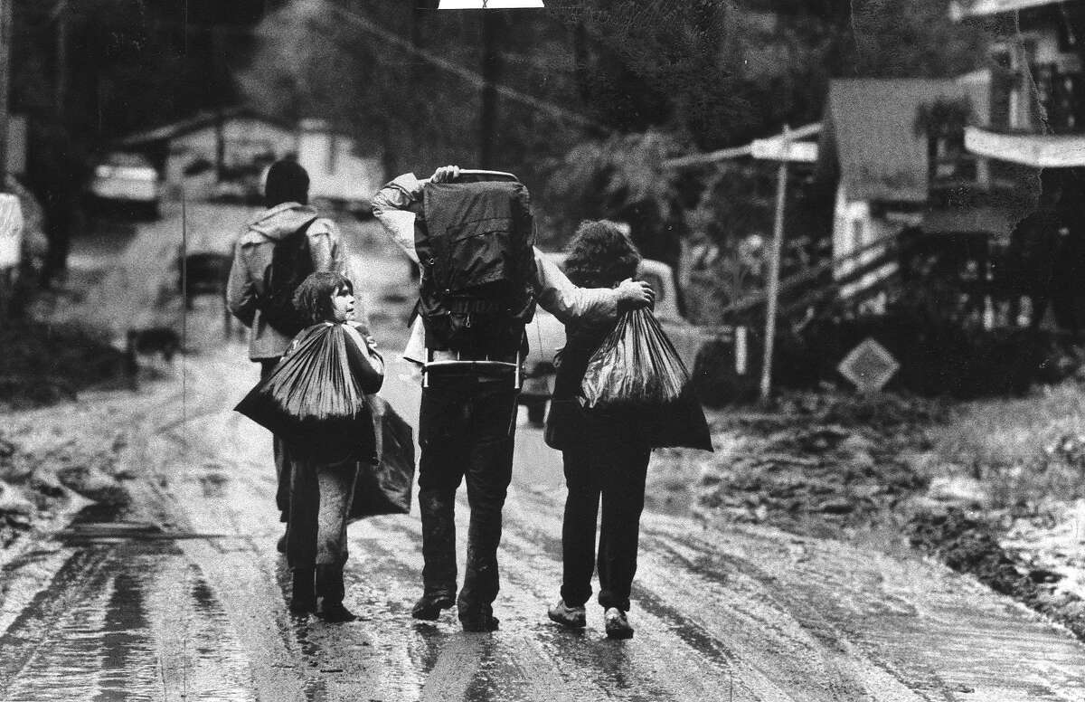 1986年2月20日，蒙特里约热内卢居民(Guerneville附近)在本周早些时候被迫撤离后正返回家中