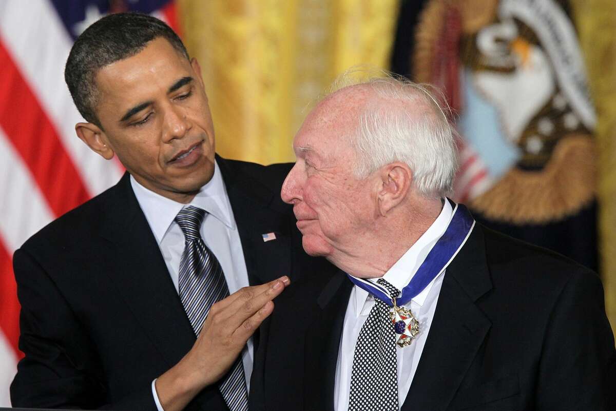 WASHINGTON, DC - FEBRUARY 15: Artist Jasper Johns (R) is presented with the 2010 Medal of Freedom by U.S. President Barack Obama during an East Room event at the White House February 15, 2011 in Washington, DC. (Photo by Alex Wong/Getty Images)