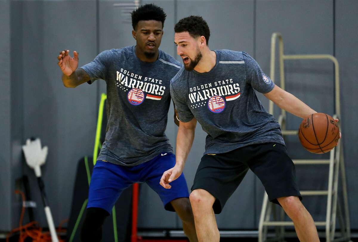 Golden State Warriors' Jordan Bell (left) and Klay Thompson run a play during basketball practice at the Rakuten Performance Center in Oakland, Calif. on Wednesday, February 20, 2019.