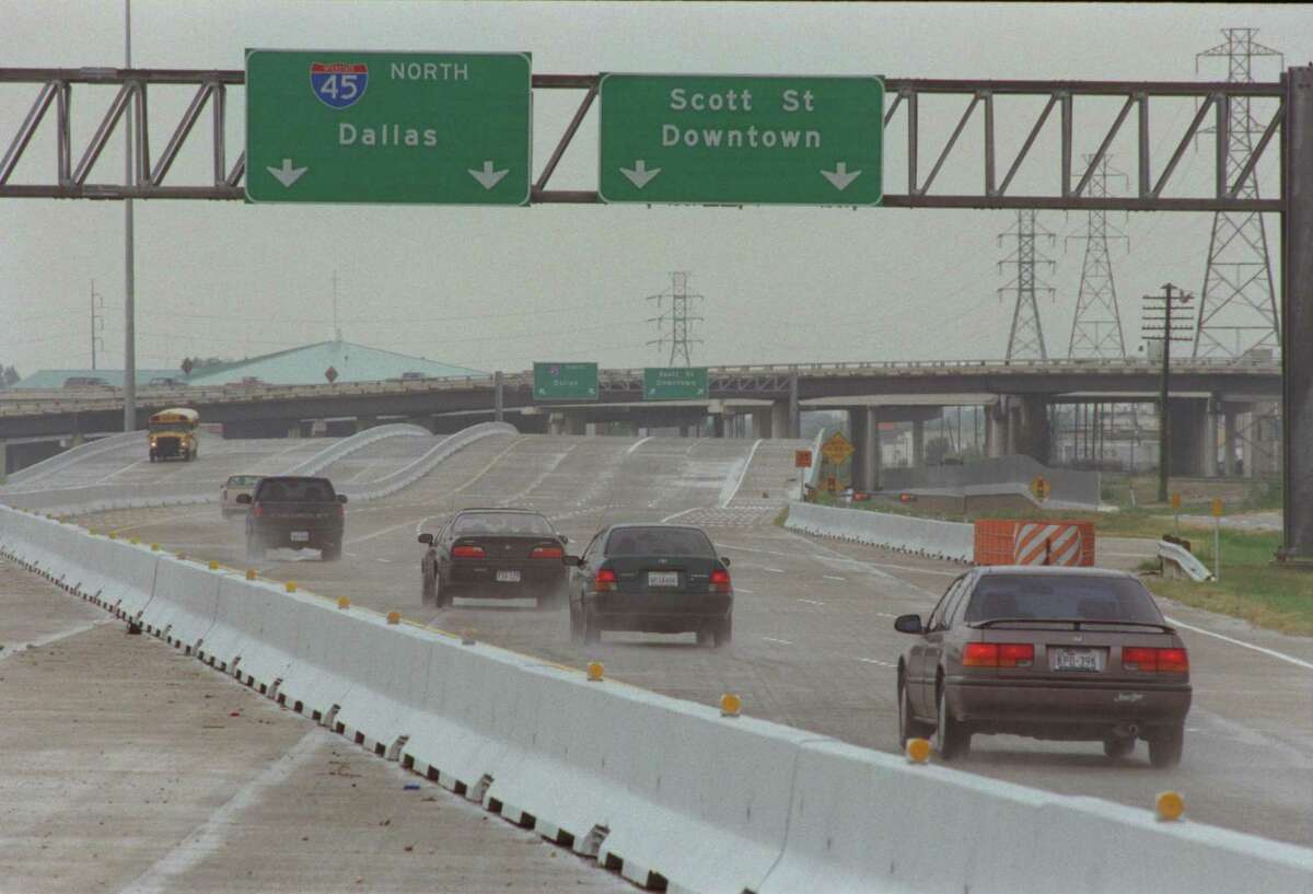 Spur 5, seen here days after its August 1999 opening, was planned as the starting point of a freeway that would reach Alvin in Brazoia County, but opposition and funding delays over the years meant it was never built.