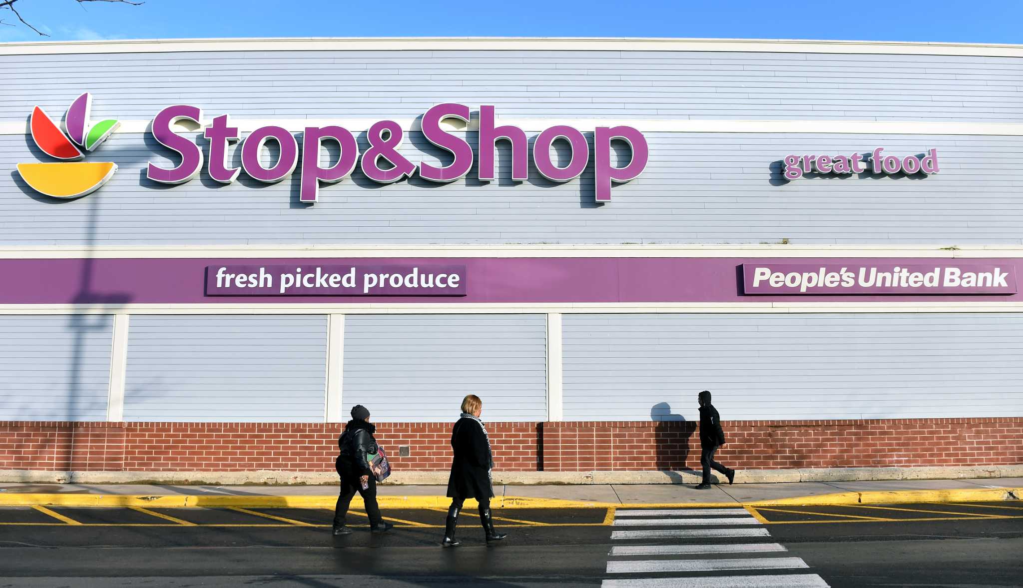 Stop & Shop workers go on strike in CT - New Haven Register