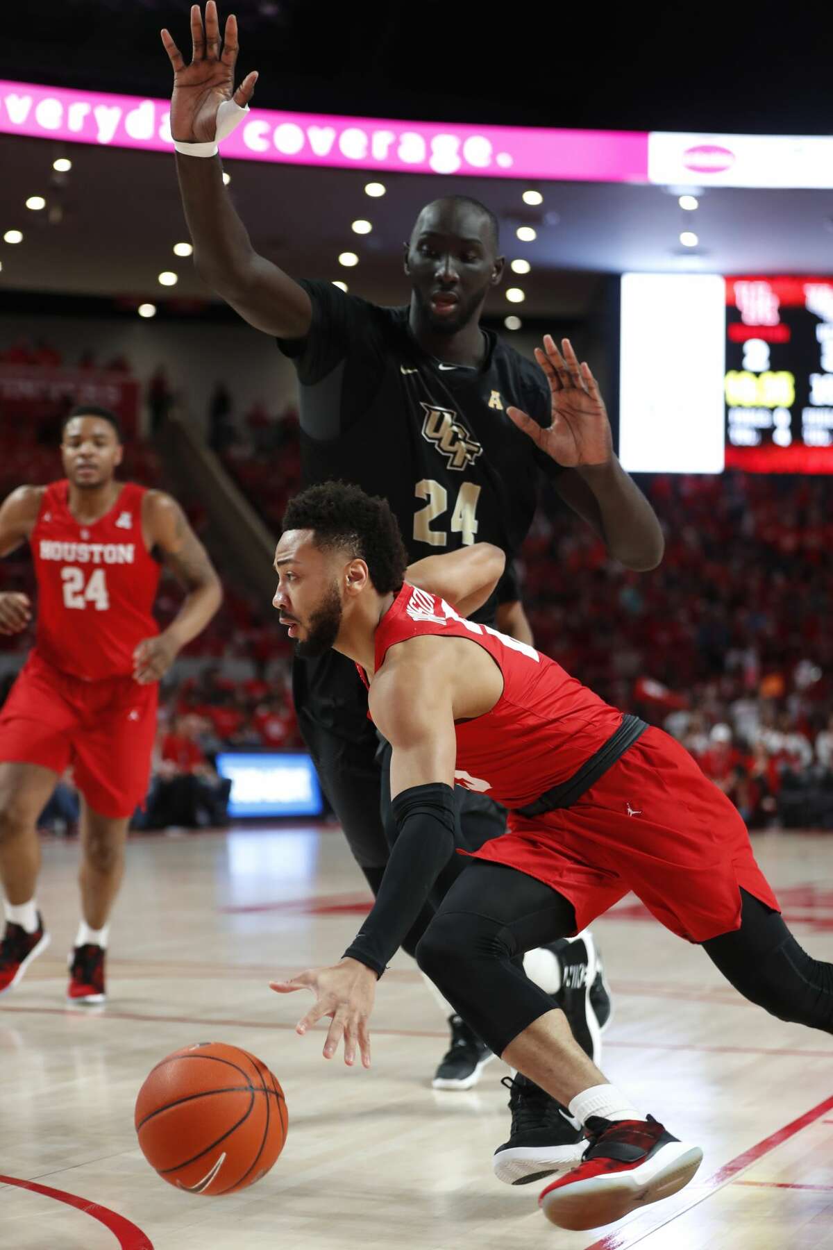 Houston guard Galen Robinson Jr. (25) drives to the basket past Central Florida center Tacko Fall (24) during the first half on a NCAA basketball game at Fertitta Center on Saturday, March 2, 2019, in Houston.